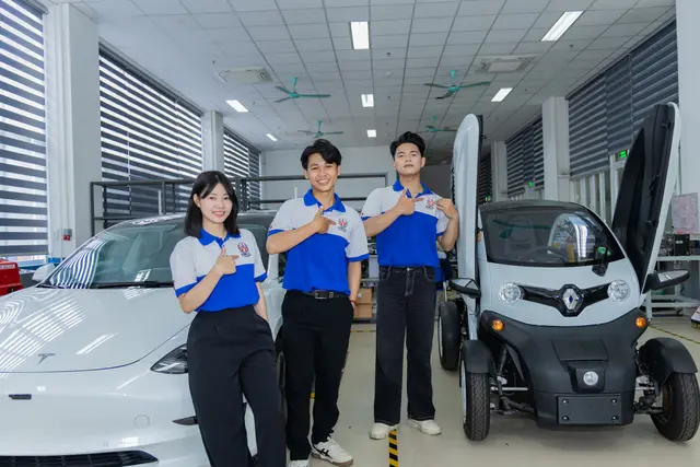 Mon Amie may đồng phục cho Đại học Sư phạm Kỹ thuật TP.HCM — 3/5
