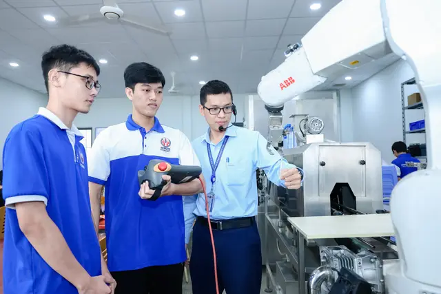 Mon Amie may đồng phục cho Đại học Sư phạm Kỹ thuật TP.HCM — 4/5