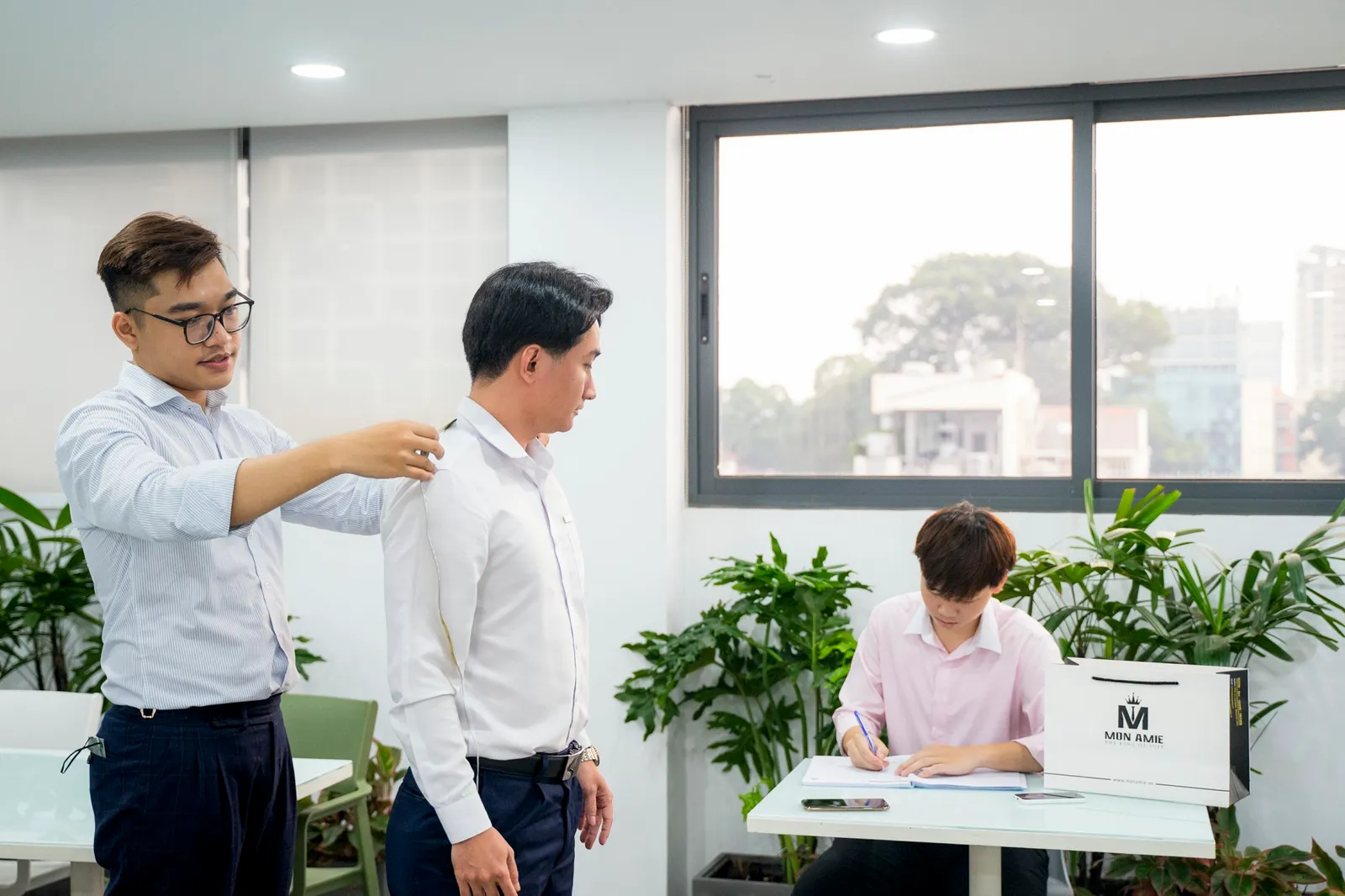 Mon Amie may đồng phục cho ERAS Group — 1/11