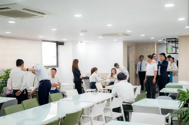 Mon Amie may đồng phục cho ERAS Group — 5/11