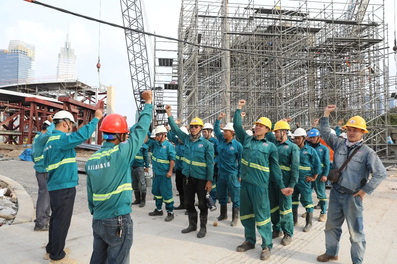 Mon Amie may đồng phục cho Lilama 18 — 1/5