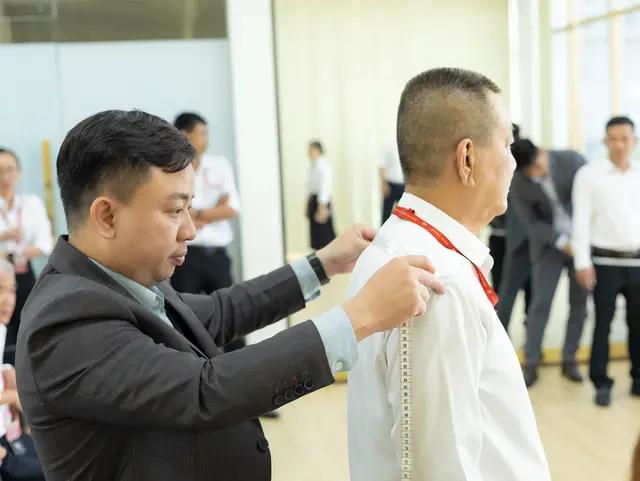 Mon Amie may đồng phục cho Royal Group — 6/10