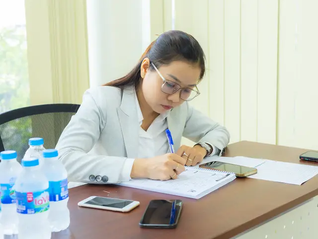 Mon Amie may đồng phục cho Royal Group — 8/10