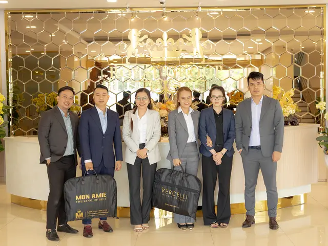 Mon Amie may đồng phục cho Royal Group — 10/10