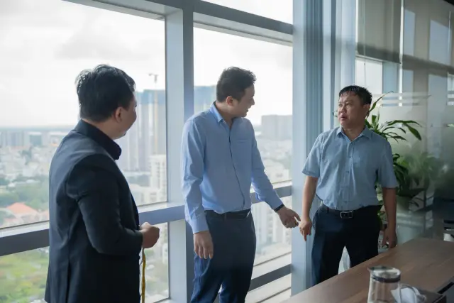 Mon Amie may đồng phục cho Công ty Xây dựng Solutions — 2/11