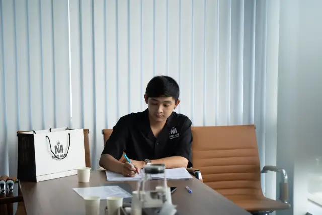 Mon Amie may đồng phục cho Công ty Xây dựng Solutions — 4/11