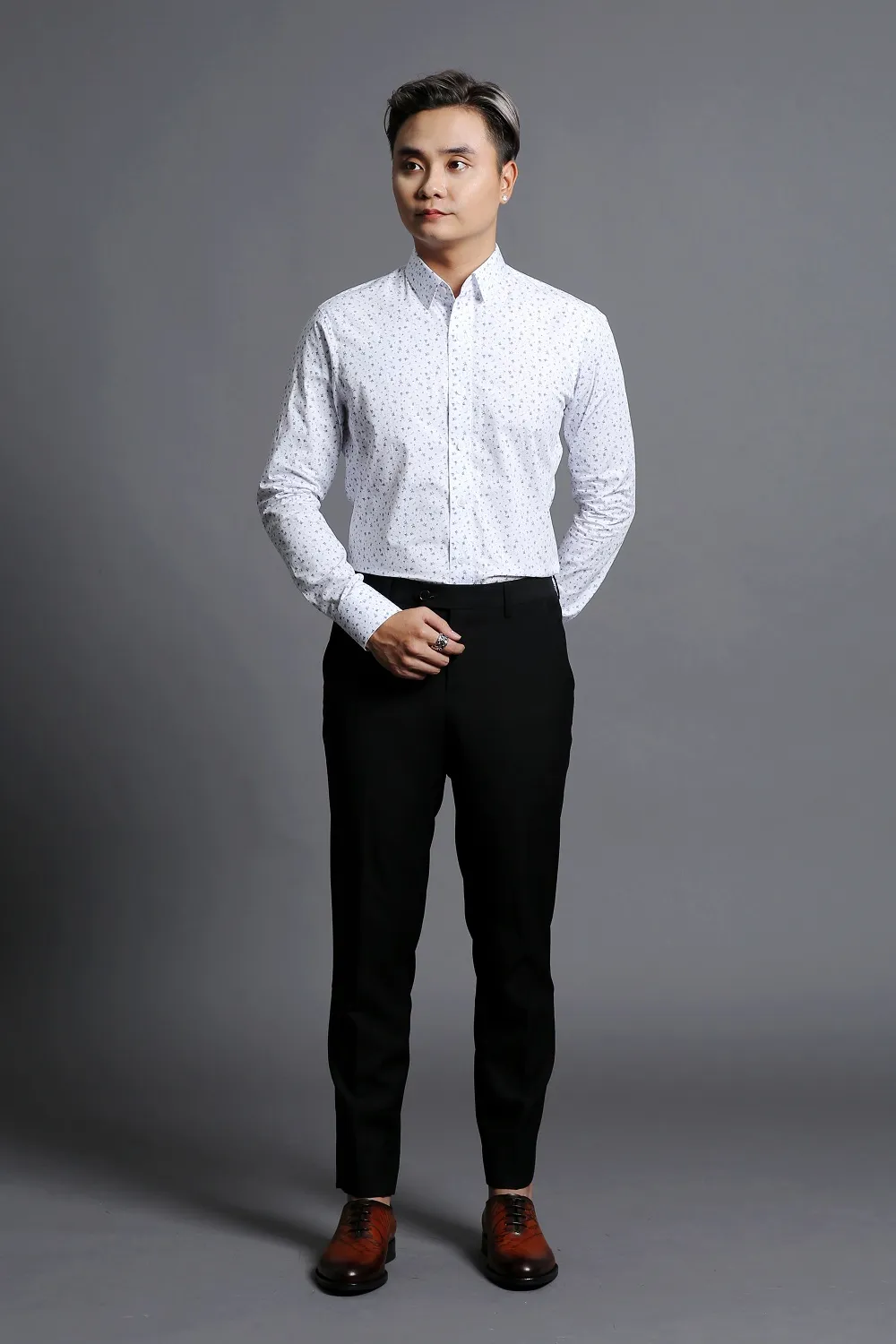 Đồng Phục Áo Sơ Mi Nam Hoa Nhí Trắng — 1/2