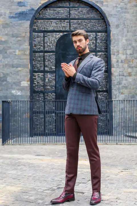 Blazer caro xám xanh, quần đỏ rượu