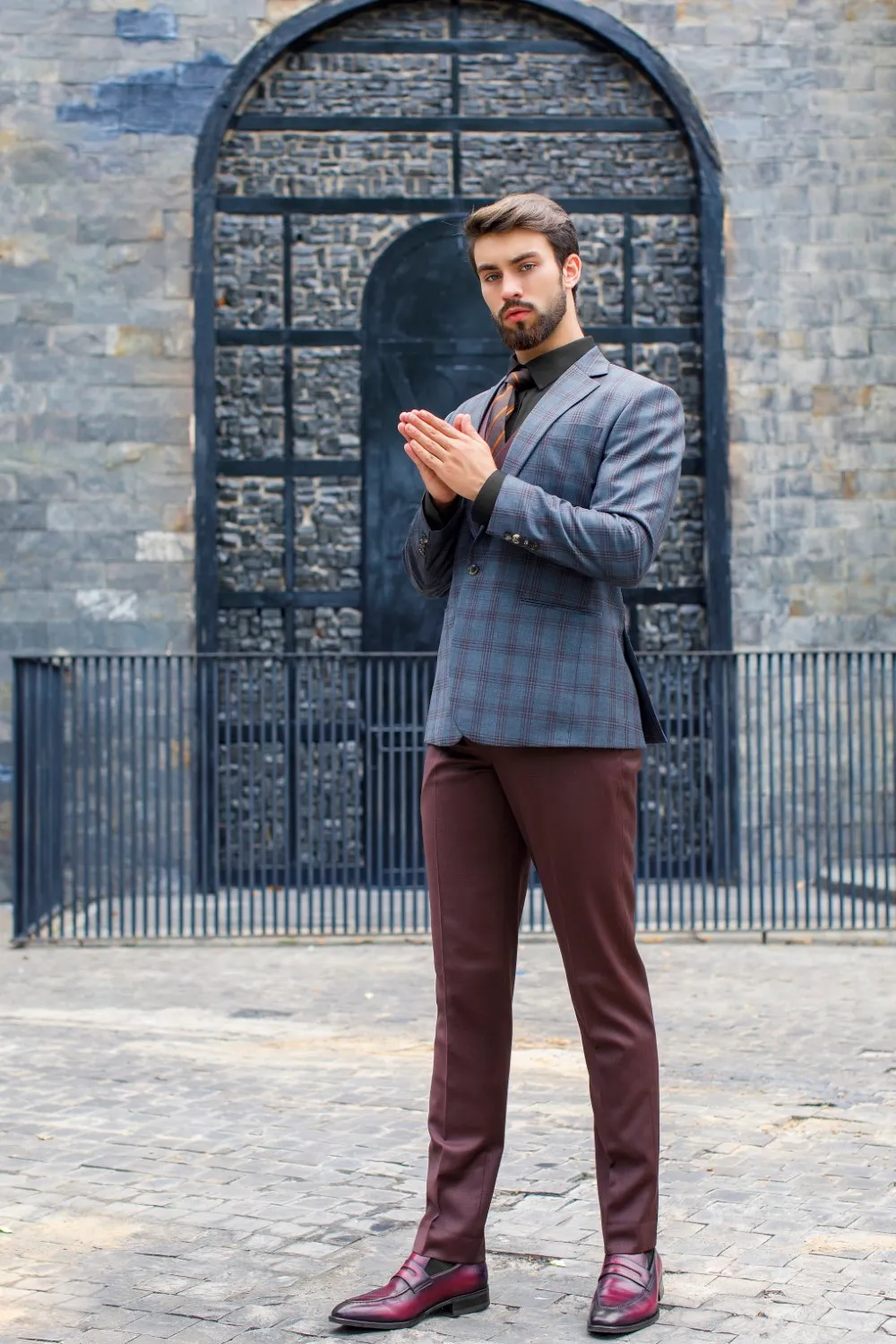 Blazer caro xám xanh, quần đỏ rượu — 1/1