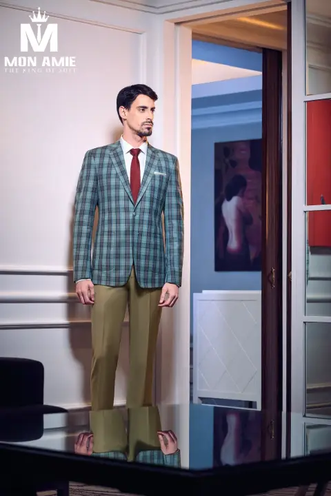 Blazer caro xanh lá, quần kaki — D591