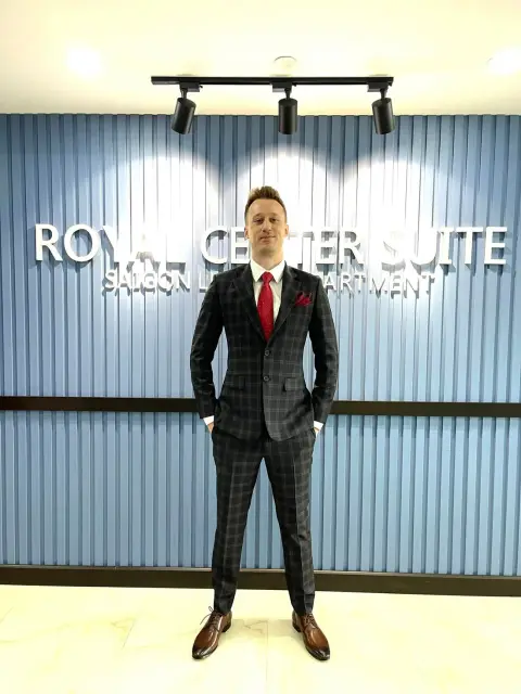 Suit caro xám than, cà vạt đỏ