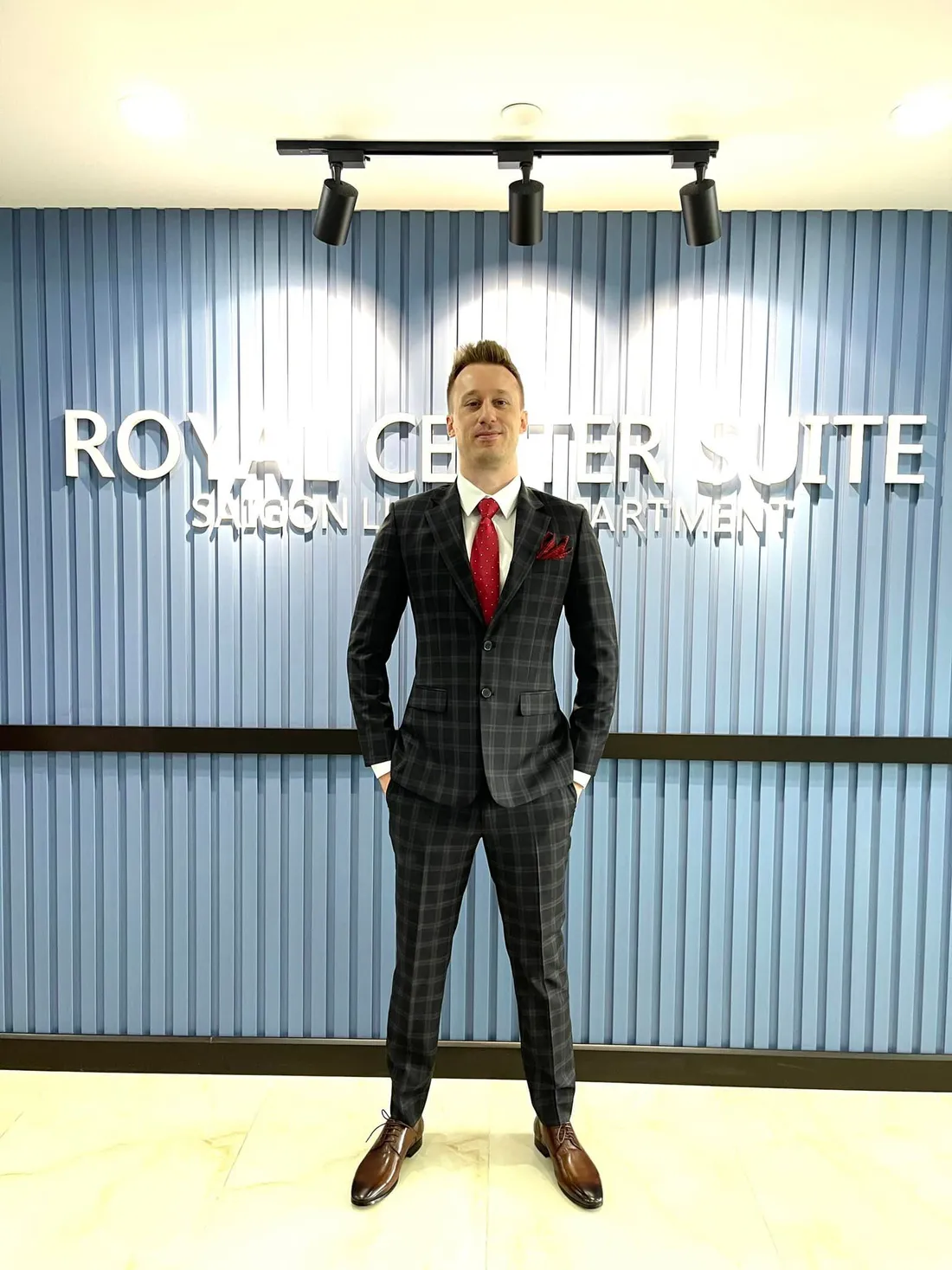 Suit caro xám than, cà vạt đỏ — 1/1