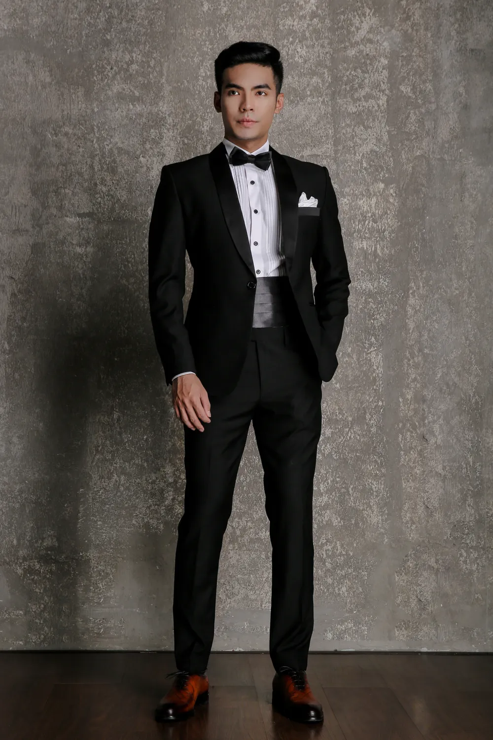 Tuxedo đen ve sa-tanh, nơ đen — 1/1