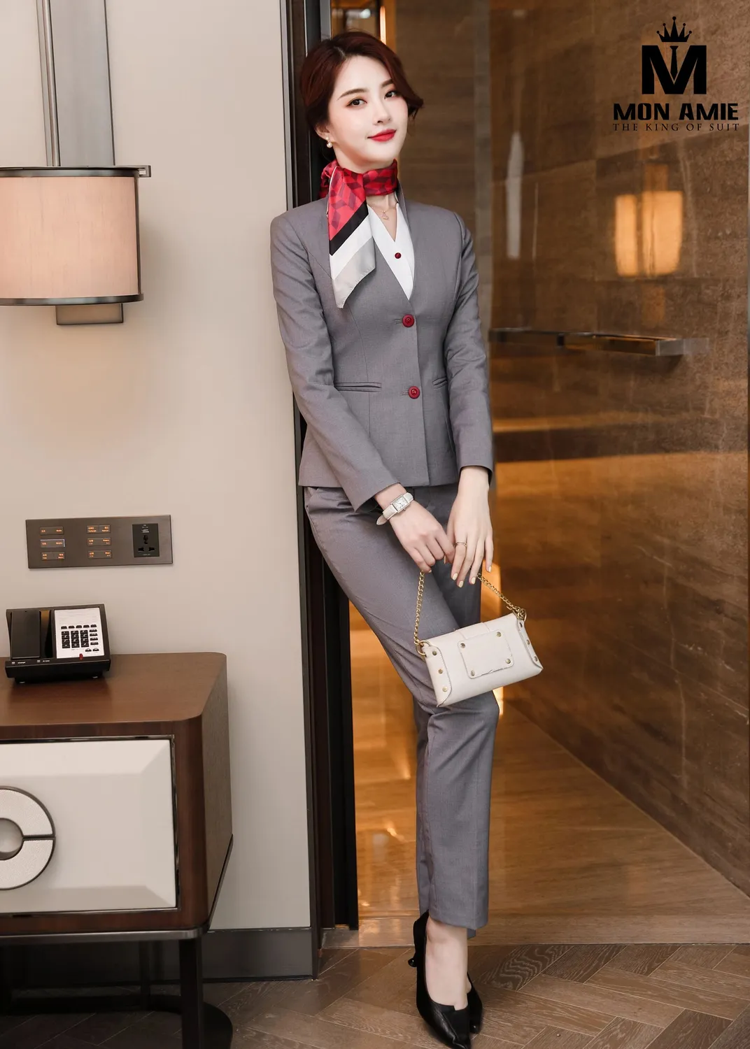 Vest nữ xám, khăn lụa đỏ, quần tây PN1955 — 1/8