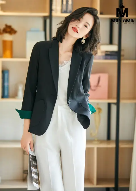 Blazer đen, quần ống rộng trắng — PN1972
